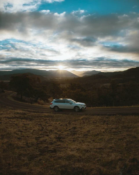 Plan Vertical Voiture Blanche Sur Fond Vue Panoramique Coucher Soleil — Photo