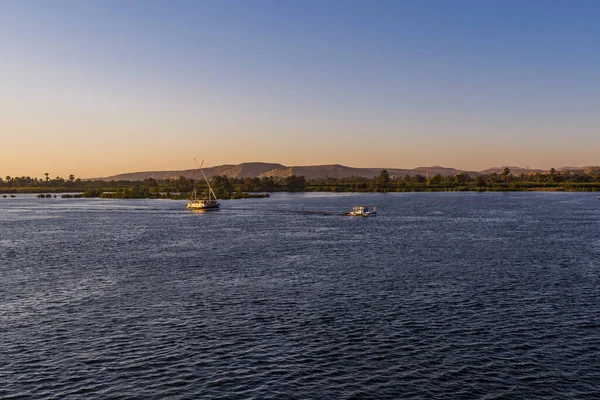 Günbatımında Nil Nehri Nde Yelken Açan Güzel Bir Tekne Manzarası — Stok fotoğraf