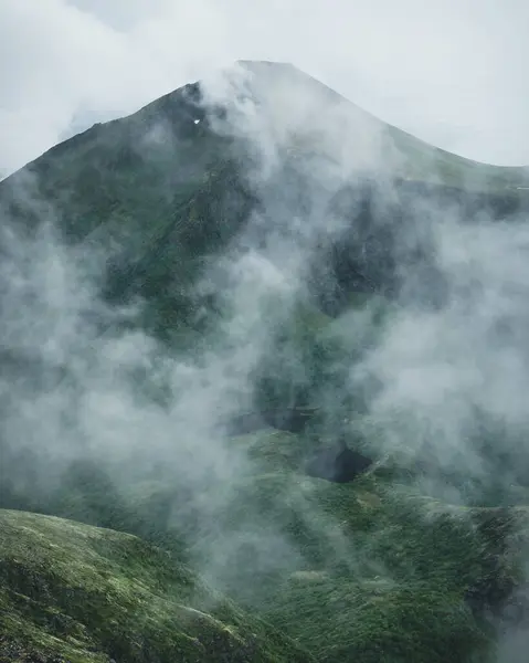 Знімок Красивої Зеленої Гори Хмарним Сірим Небом — стокове фото