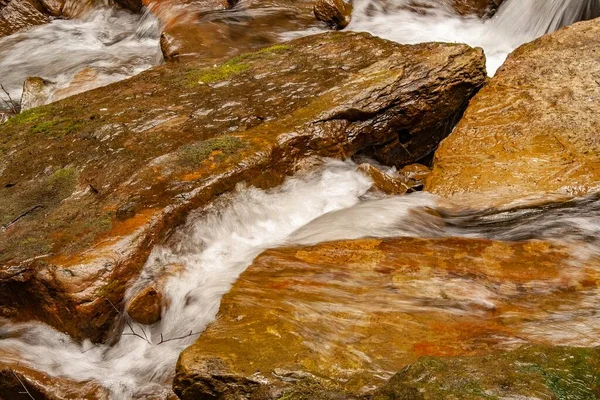 Nehre Yakın Bir Yerde Kayalar Var — Stok fotoğraf