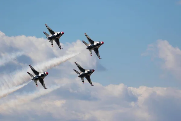 フロリダ州サンフォードで開催された航空ショー2021の米軍サンダーバード — ストック写真