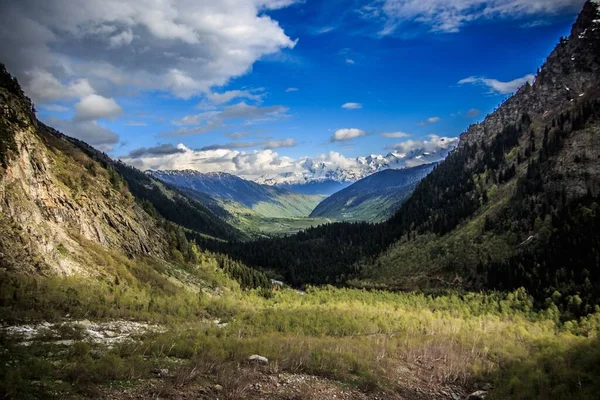 Vacker Utsikt Över Ett Grönt Landskap Med Berg Den Blå — Stockfoto