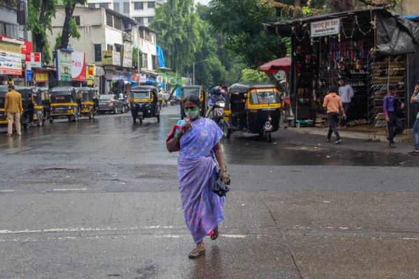 インドの雨の日に路上を歩く人々 — ストック写真