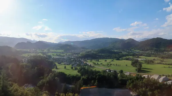 スロベニアのベルの町と山の風景の自然景観 — ストック写真
