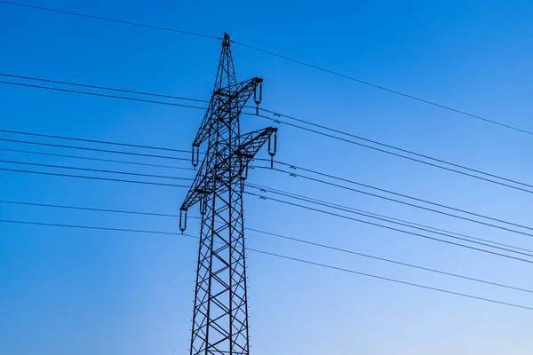 Mavi Gökyüzüne Karşı Bir Elektrik Direği — Stok fotoğraf