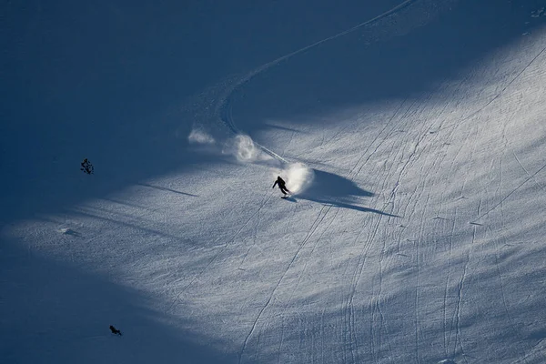 Een Schilderachtig Uitzicht Een Persoon Skiën Naar Beneden Berg — Stockfoto