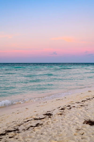 Pôr Sol Praia Cubana Com Céu Colorido — Fotografia de Stock