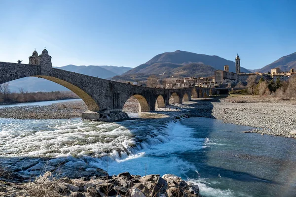 Ponte Gobbo Con Antichi Edifici Circondati Dalle Montagne Italia — Foto Stock