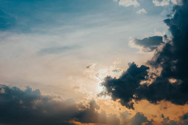 Uno Scenario Affascinante Del Cielo Nuvoloso Che Diventa Giallo Tramonto — Foto Stock