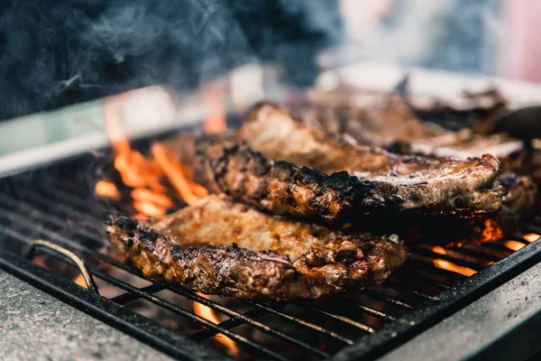 Gros Plan Délicieux Steaks Cuits Sur Gril — Photo