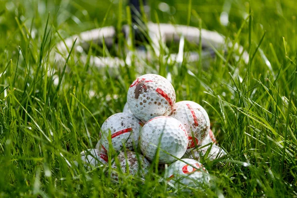 Gros Plan Des Balles Golf Trouvées Sur Terrain Tout Détectant — Photo