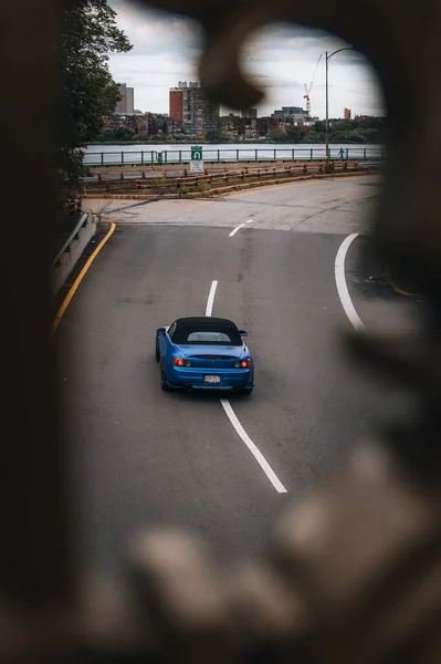 Tiro Vertical Carro Azul Dirigindo Rápido Frente Horizonte Boston — Fotografia de Stock