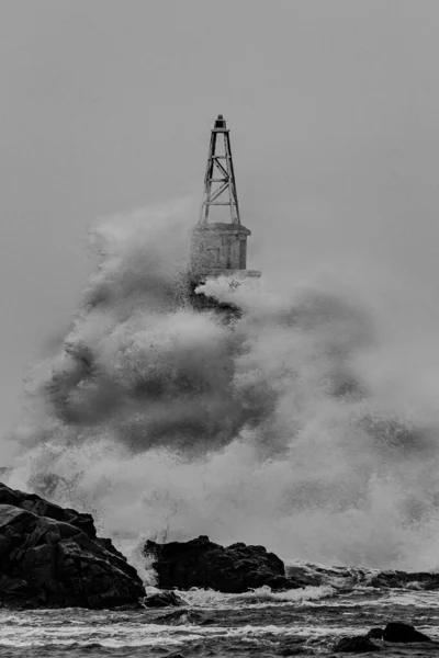 ブルガリアのアフトプール港の灯台に対する大きな波 — ストック写真