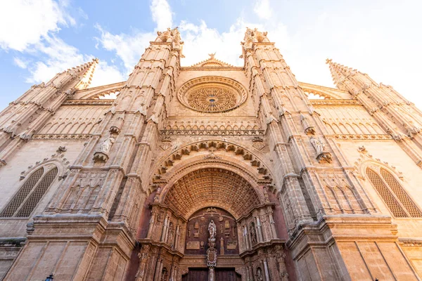 スペイン パルマ マリョルカのサンタ マリア大聖堂の正面の低角度ショット — ストック写真