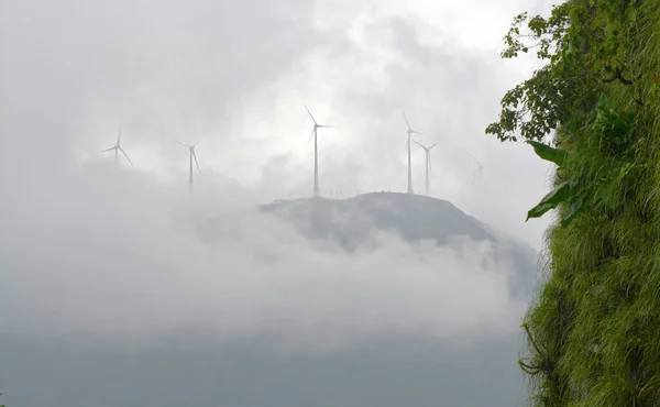 Der Blick Auf Windräder Auf Dem Gipfel Des Hügels Nebel — Stockfoto