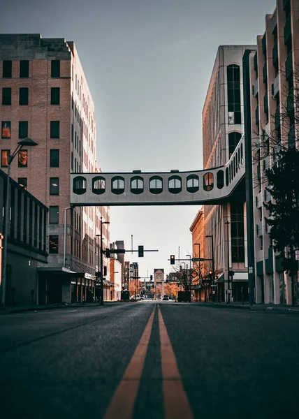 Vertical Shot Bridge Connecting Buildings Captured Asphalt Street Moody Tones — Stock Photo, Image