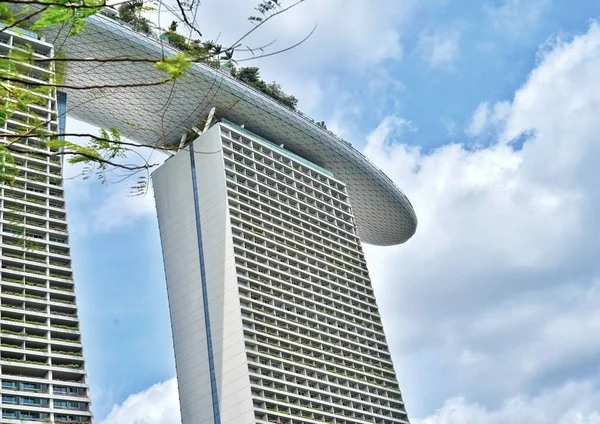 Parlak Bulutlu Bir Gökyüzünün Altındaki Ünlü Marina Bay Sands Otelinin — Stok fotoğraf