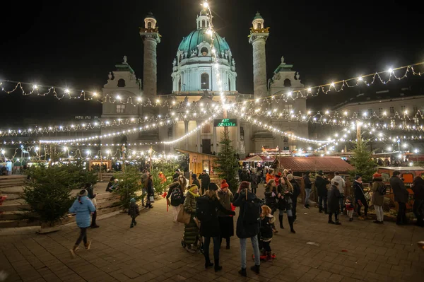 Una Vista Aérea Del Público Mercado Navideño Viena Noche — Foto de Stock