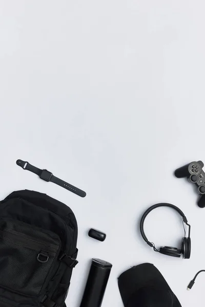 Eine Flache Lage Elektronischer Produkte Und Ein Rucksack Auf Weißem — Stockfoto
