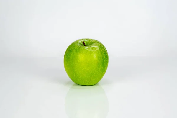 Detailní Záběr Zeleného Jablka Bílém Pozadí Prostorem Pro Text — Stock fotografie