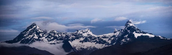 Panoramatický Výhled Vrchol Hor Pokrytý Sněhem Proti Modré Oblačné Obloze — Stock fotografie