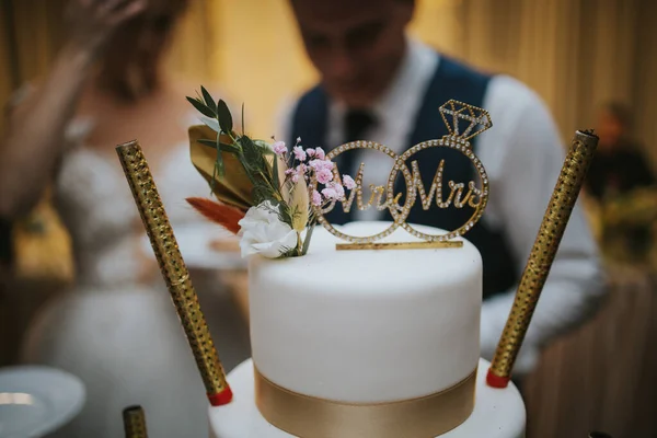 Bayan Dekorasyonlu Düğün Pastasının Yakın Çekimi Arka Planda Gelinle Damat — Stok fotoğraf