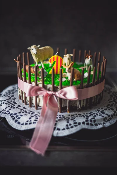 Yıllık Hayvan Heykelcikli Doğum Günü Pastasının Dikey Çekimi — Stok fotoğraf