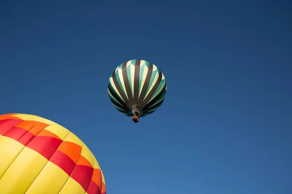 Низкоугольный Снимок Воздушных Шаров Летящих Над Изгибом Орегон Против Ясного — стоковое фото