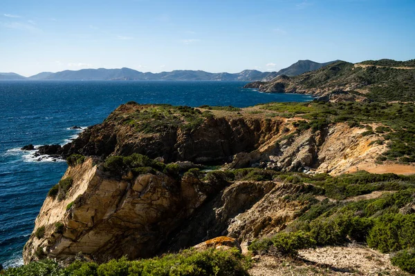 Tiro Aéreo Torre Capo Malfatano Praia Cercada Por Colinas Verdes — Fotografia de Stock