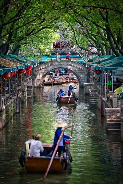 Eine Aufnahme Von Menschen Die Auf Einem Boot Einem Chinesischen — Stockfoto
