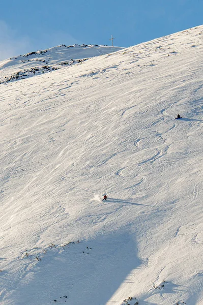 Uma Vista Arrepiante Uma Montanha Coberta Neve Sob Céu Azul — Fotografia de Stock