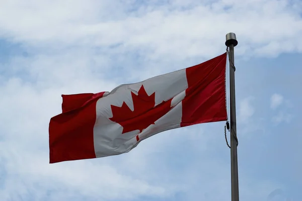 Крупный План Флага Канады Фоне Неба — стоковое фото
