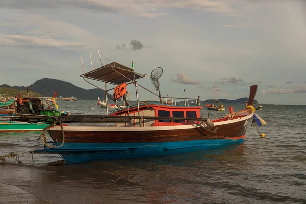 Una Hermosa Foto Barco Pescadores Rawai Phuket —  Fotos de Stock