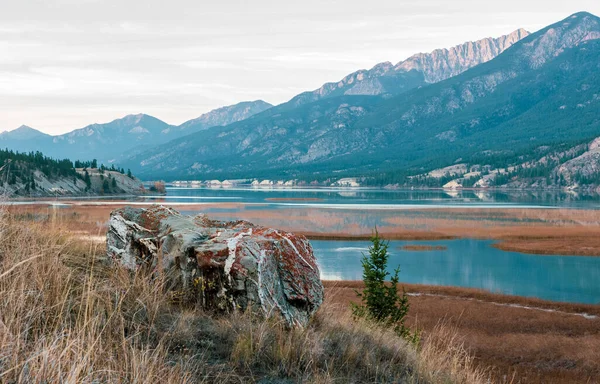 Primer Plano Una Enorme Roca Cerca Lago Una Montaña Verde — Foto de Stock