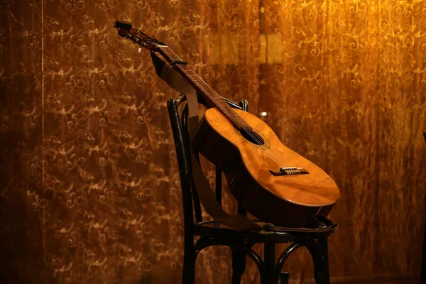 Une Guitare Acoustique Sur Une Chaise Bois — Photo