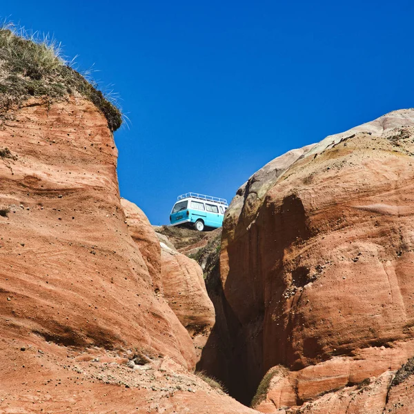 Camper Parcheggiato Una Scogliera Contro Cielo Blu — Foto Stock