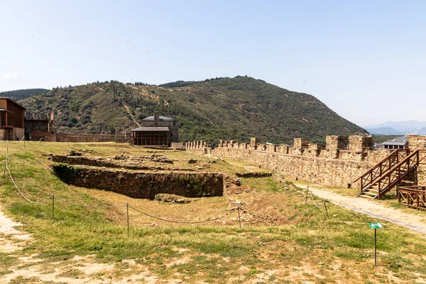 Tapınak Şövalyeleri Kalesi Castillo de los Templarios 'un savunma duvarı. Ponferrada, İspanya.
