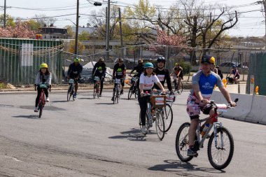 Motosikletlilerin Staten Island, ABD 'deki Beş Boro Bisiklet turuna katıldığı yakın çekim.