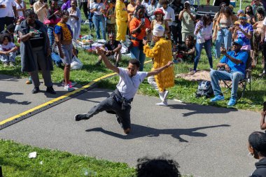 Güneşli bir günde Prospect Park Brooklyn 'de düzenlenen 13. Haziran kutlamasında bir kalabalık.