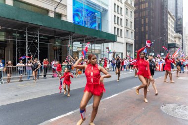 Porto Riko Günü Geçit Töreni 'ni New York City sokaklarında kutlayan kalabalık.