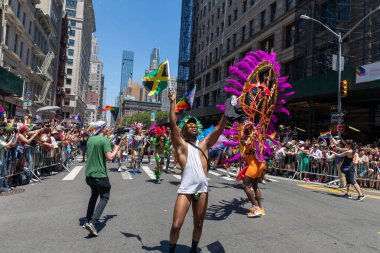İnsanlar NYC Onur Yürüyüşü 'ne katılıyor.
