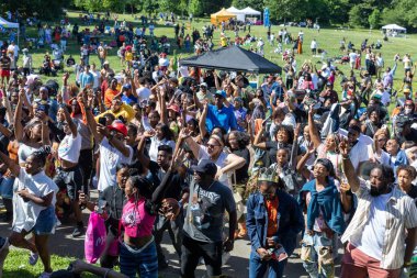 Güneşli bir günde Prospect Park Brooklyn 'de düzenlenen 13. Haziran kutlamasında bir kalabalık.