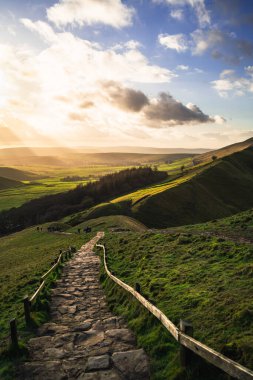 İngiltere 'deki Peak District Ulusal Parkı' nda Mam Tor üzerinde altın saat ve gün doğumu
