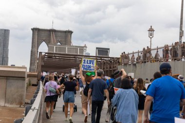 Silahları protesto eden büyük bir kalabalık. Brooklyn 'deki Cadman Plaza' dan Brooklyn Köprüsü üzerinden New York 'a yürüyorum.