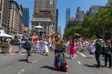 New York City, ABD 'de 2022 sayılı Onur Yürüyüşü' nü kutlayan insanlar