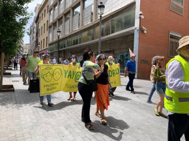 Sokaklarda sosyal talepleri protesto eden bir kalabalık
