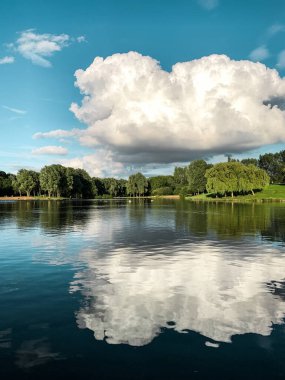 Tek bulut yazın İngiltere 'de Hemsworth Gölü' nün üzerinde asılı durur.