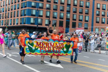 Coney Adası 'ndaki 40. Geleneksel Denizkızı Yürüyüşü' ne adanmış posterli bir insan fotoğrafı.