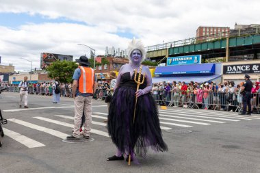 Brooklyn sokaklarındaki kalabalık Coney Adası Deniz Kızı Geçidi 'nin 40. yıldönümünü kutluyor.