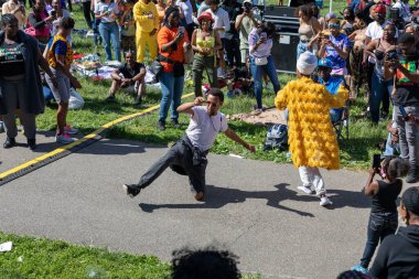 Güneşli bir günde Prospect Park Brooklyn 'de düzenlenen 13. Haziran kutlamasında bir kalabalık.